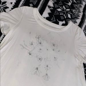 Comfortable T-shirt with graphic flower sketch